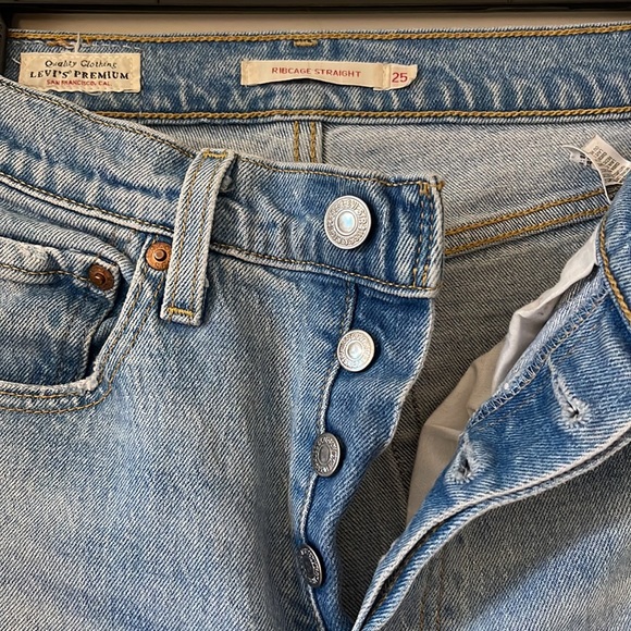 Levi’s - Picture 3 of 6